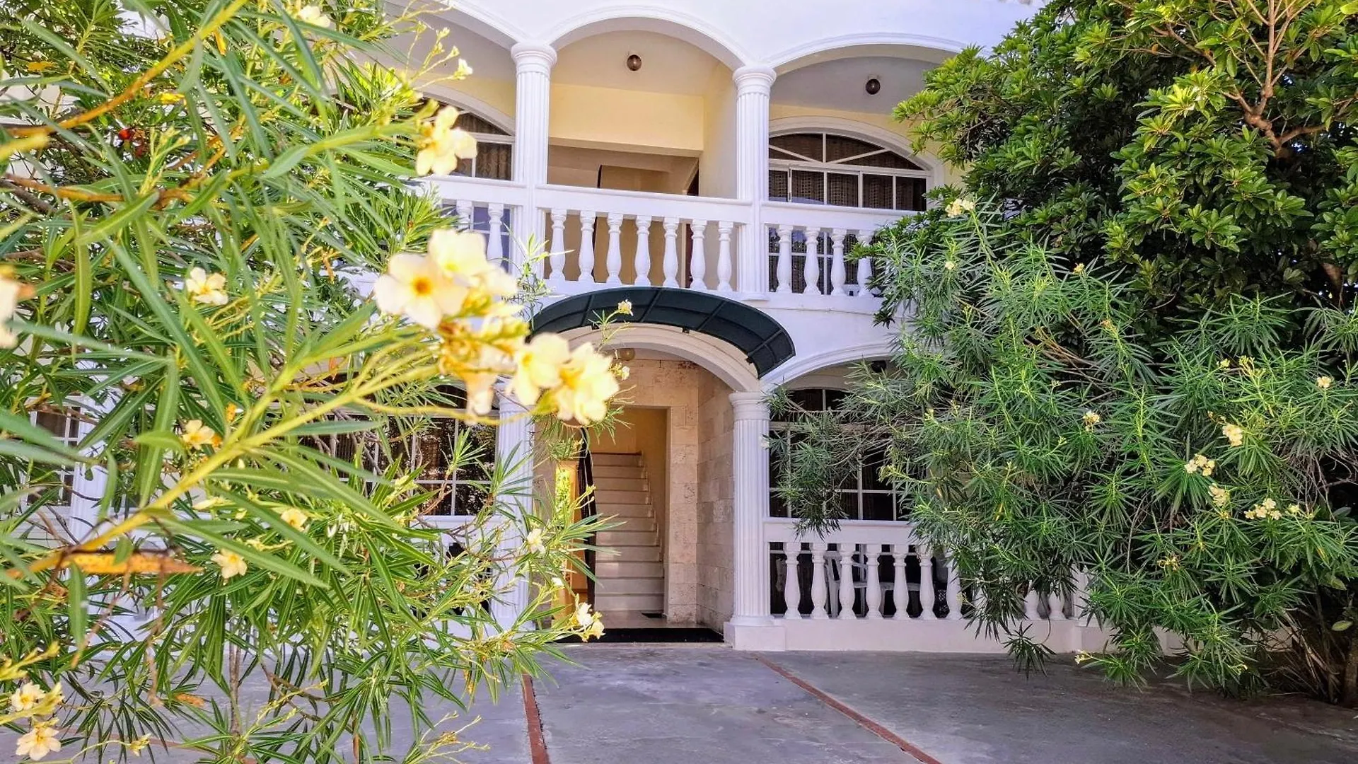 Costambar Beachfront Stay With Pool 普拉塔港 公寓